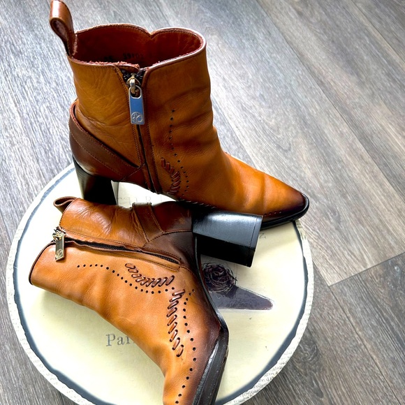 Franco Cuadra Booties used only twice. Beautiful elegant handmade leather. - Picture 1 of 5